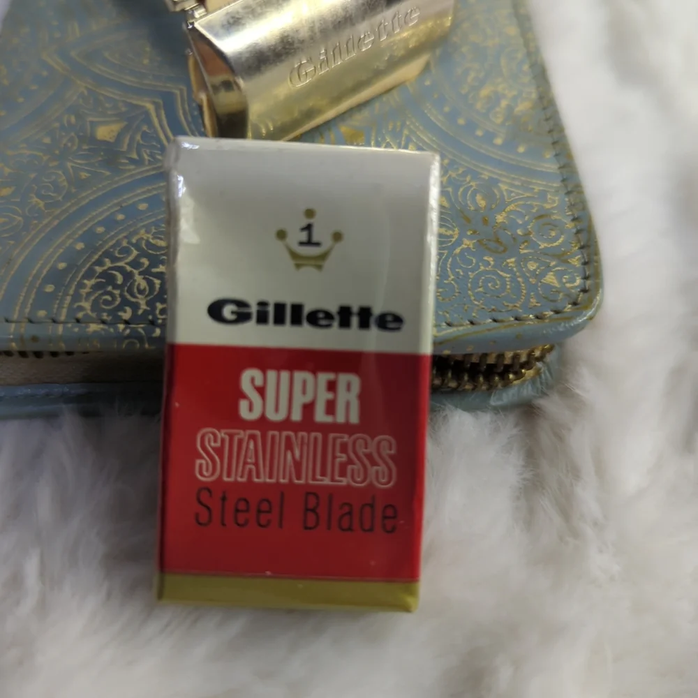 Vintage Gillette Travel Razor Toiletrie Kit‎ 1960s In Light Blue Leather Case